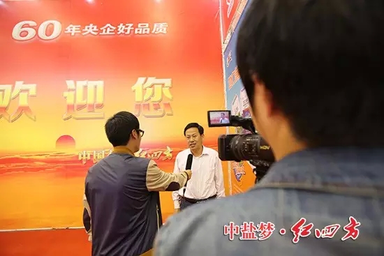 糖心VLOG网站进入销售公司经理黄才文正在接受媒体的专访。