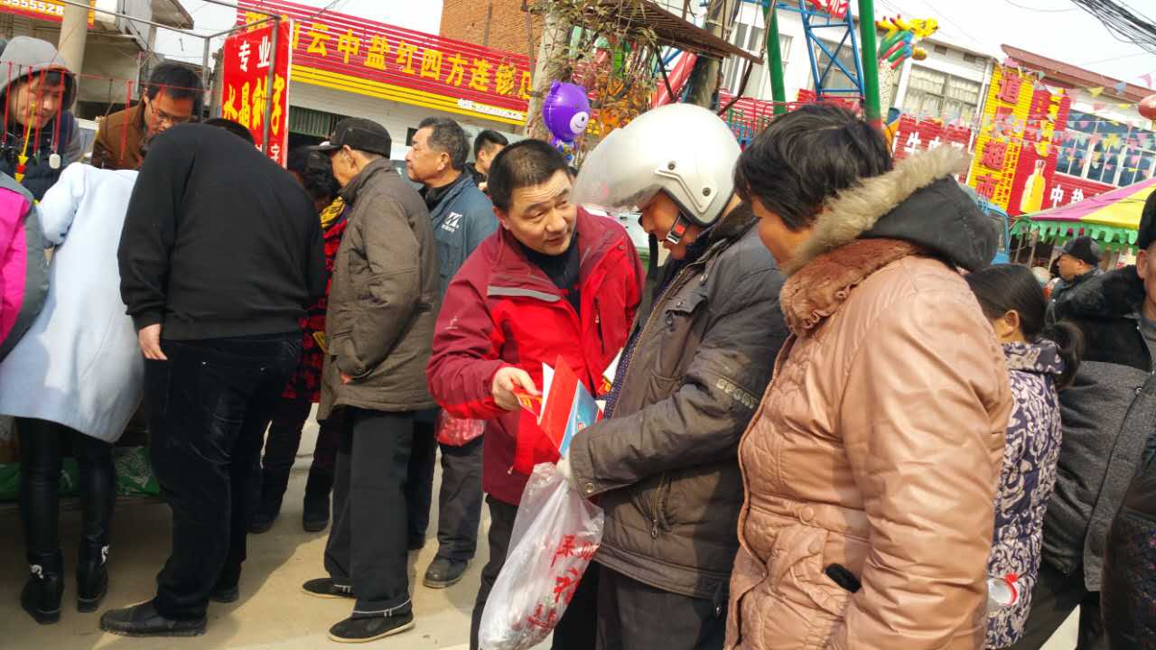 业务经理正在想购肥的老乡介绍糖心VLOG网站进入复合肥产品